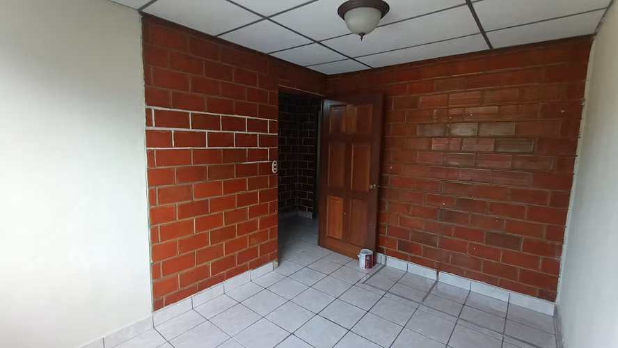 ¡Se alquila segundo nivel para oficinas o negocio!