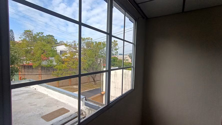 ¡Se alquila segundo nivel para oficinas o negocio!