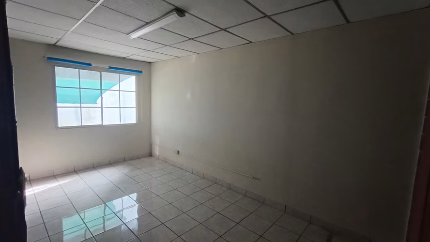¡Se alquila segundo nivel para oficinas o negocio!