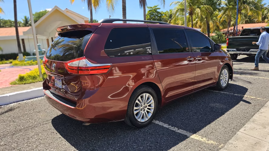  TOYOTA SIENNA 2016 DE 3 FILAS DE ASIENTOS PARA 8 PASAJEROS AUTOMÁTICO