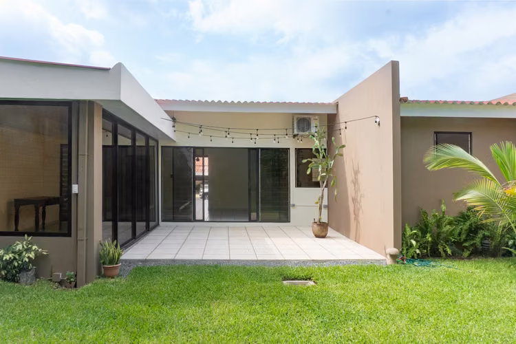 SE ALQUILA CASA EN RESIDENCIAL MIRAMAR