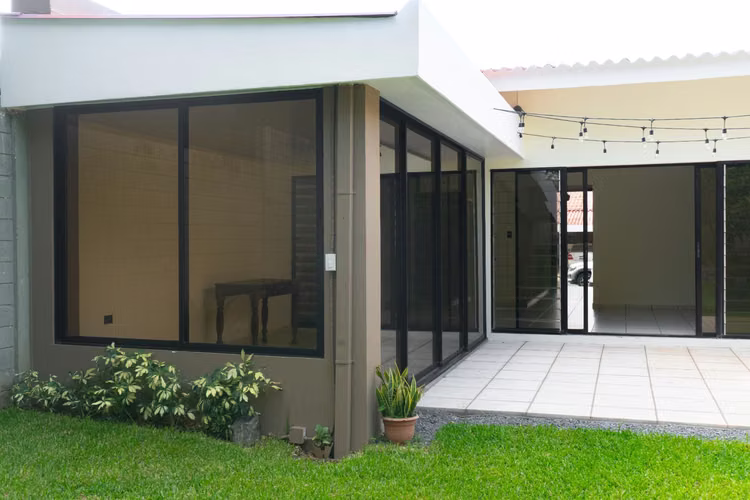 SE ALQUILA CASA EN RESIDENCIAL MIRAMAR