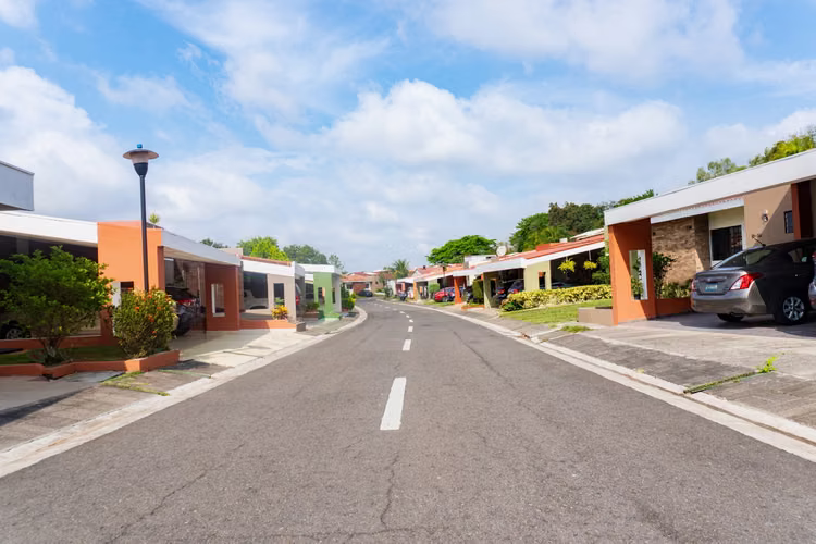 SE ALQUILA CASA EN RESIDENCIAL MIRAMAR