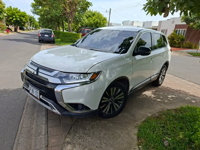 Vendo Mitsubishi Outlander