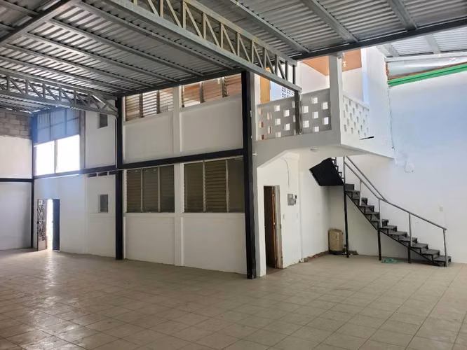 # SE ALQUILA PROPIEDAD EN EL CENTRO DE SAN MIGUEL