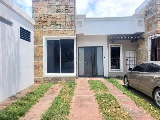 # SE VENDE CASA EN ZONA DE METROCENTRO