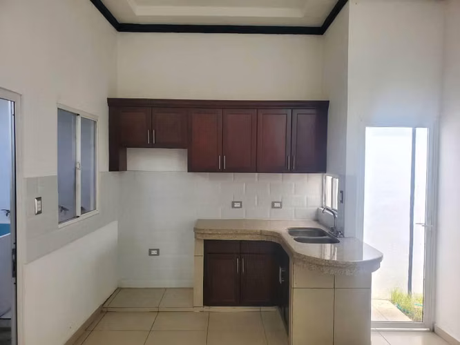# SE VENDE CASA EN ZONA DE METROCENTRO