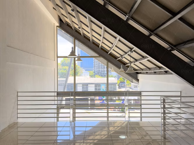 EN ALQUILER | LOCAL TIPO LOFT – SEGUNDO NIVEL, PLAZA TRIANA, CALLE LA MASCOTA, SAN SALVADOR - Imagen 4