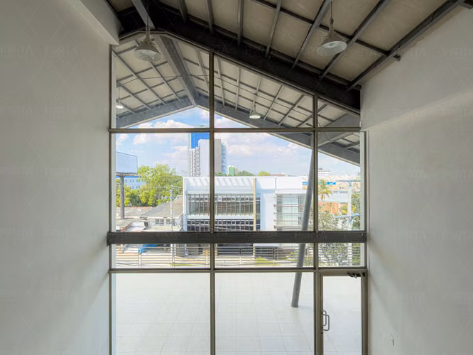EN ALQUILER | LOCAL TIPO LOFT – SEGUNDO NIVEL, PLAZA TRIANA, CALLE LA MASCOTA, SAN SALVADOR - Imagen 6