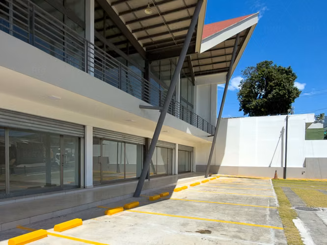 EN ALQUILER | LOCALES COMERCIALES – PRIMER NIVEL – PLAZA TRIANA, CALLE LA MASCOTA, SAN SALVADOR - Imagen 2