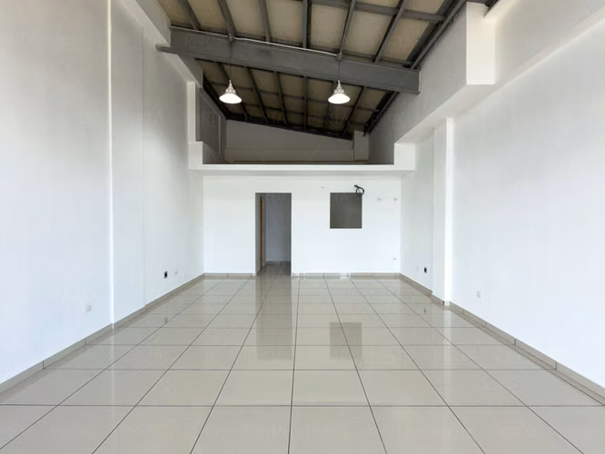 EN ALQUILER | LOCALES COMERCIALES · SEGUNDO NIVEL – PLAZA TRIANA, CALLE LA MASCOTA, SAN SALVADOR - Imagen 1