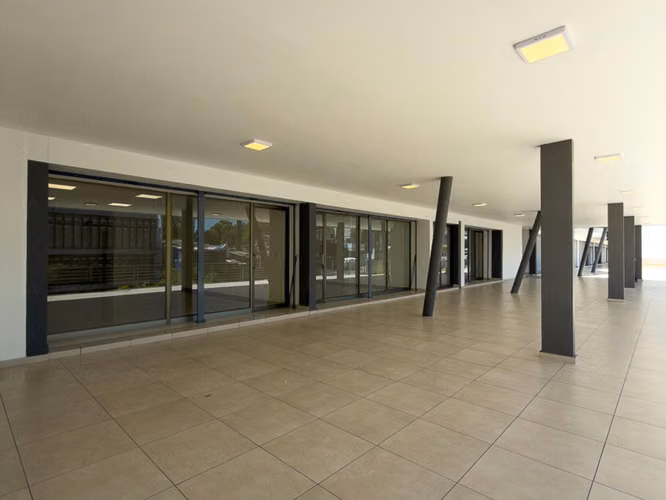 EN ALQUILER | LOCALES COMERCIALES · PRIMER NIVEL — PLAZA TRIANA, CALLE LA MASCOTA, SAN SALVADOR