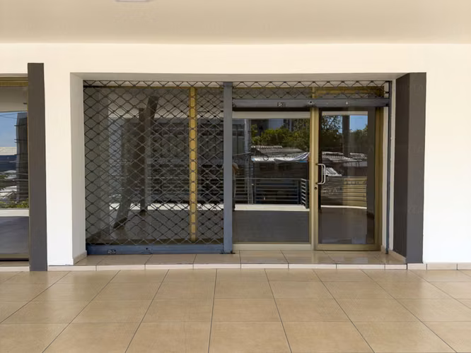 EN ALQUILER | LOCALES COMERCIALES · PRIMER NIVEL — PLAZA TRIANA, CALLE LA MASCOTA, SAN SALVADOR