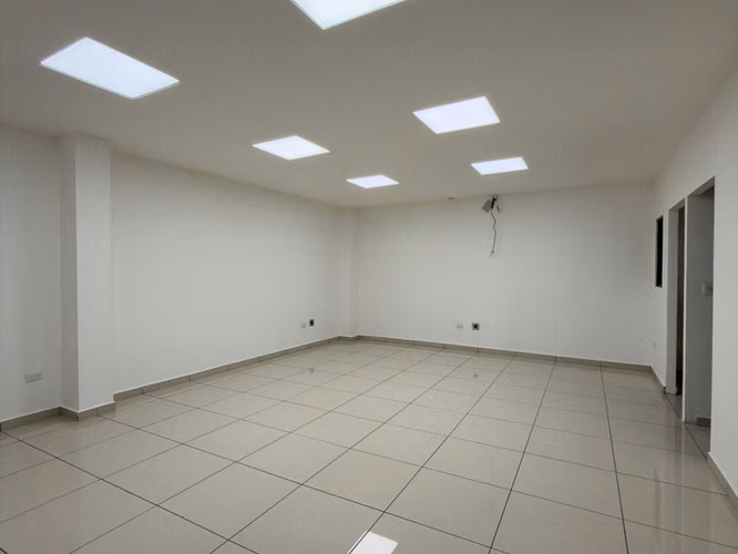 EN ALQUILER | LOCALES COMERCIALES · PRIMER NIVEL — PLAZA TRIANA, CALLE LA MASCOTA, SAN SALVADOR
