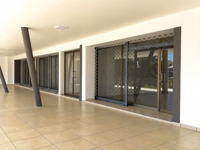 EN ALQUILER | LOCALES COMERCIALES · PRIMER NIVEL — PLAZA TRIANA, CALLE LA MASCOTA, SAN SALVADOR