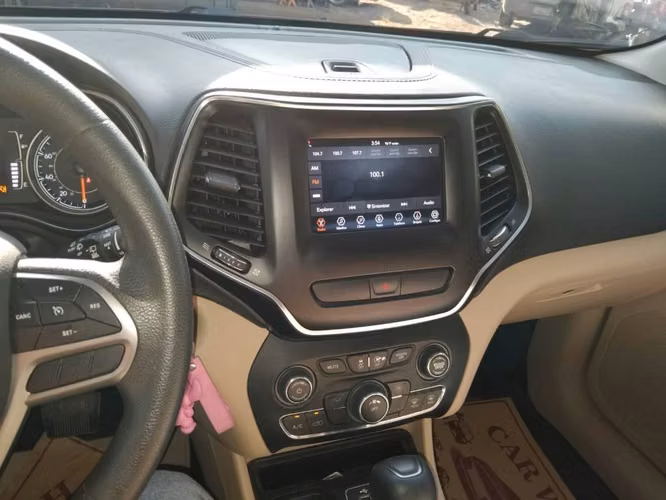 Vendo jeep cheroqui latitud 2019