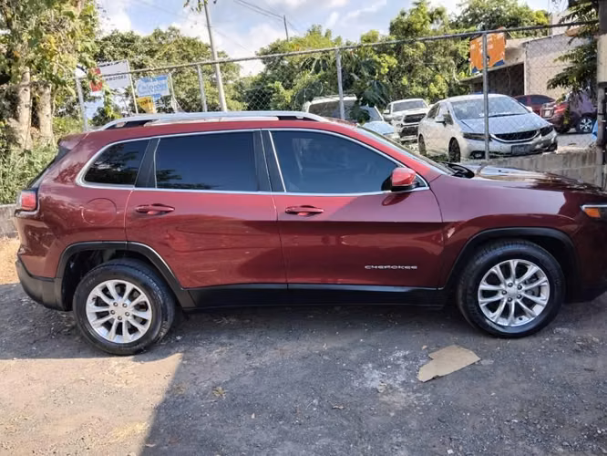 Vendo jeep cheroqui latitud 2019