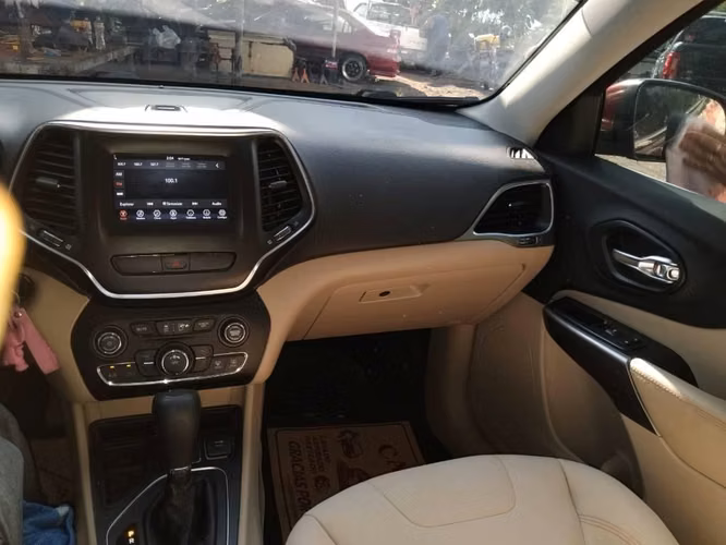 Vendo jeep cheroqui latitud 2019
