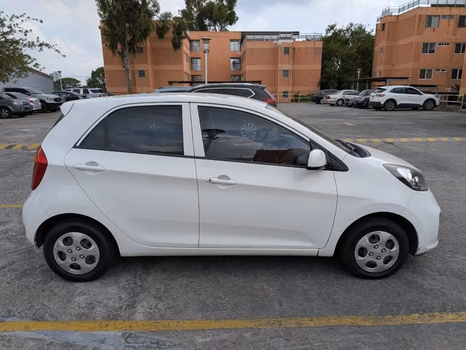 Kia Picanto 2015 de agencia bajo km