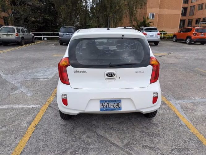 Kia Picanto 2015 de agencia bajo km