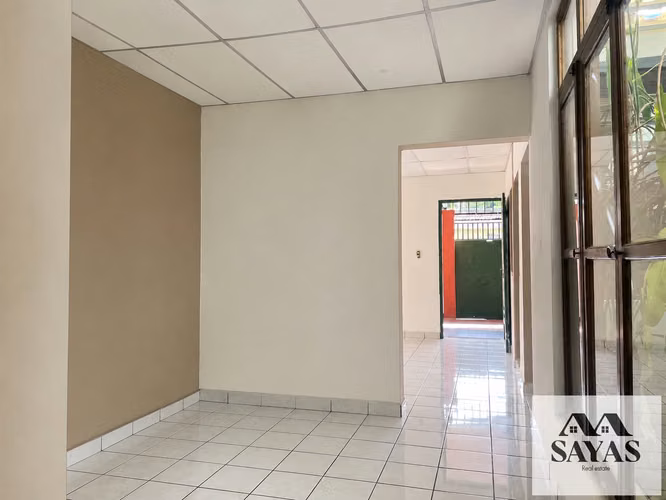 EN ALQUILER, CASA CON PISCINA CERCA DE UNIVERSIDAD DE EL SALVADOR PARA OFICINA O CASA DE HABITACIÓN - Imagen 4
