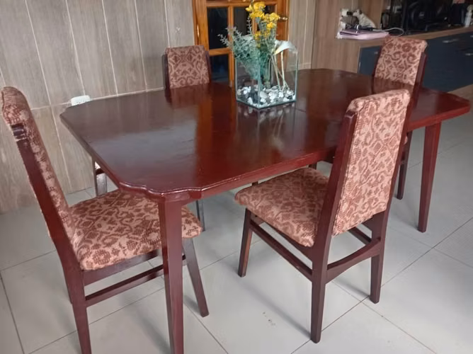 Ganga $100 Comedor de madera para 4 personas