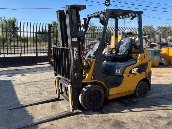 MONTACARGAS CATERPILLAR 4,700 LBS - Imagen 3
