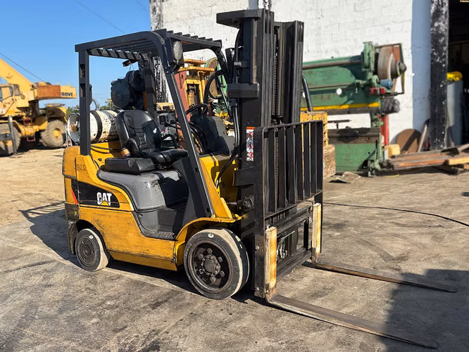 MONTACARGAS CATERPILLAR 4,700 LBS - Imagen 2