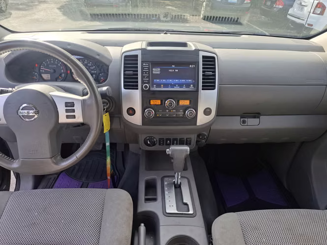 Nissan Frontier 4x4 2019 doble cabina (57k millas y bolsas de aire buenas - Imagen 5