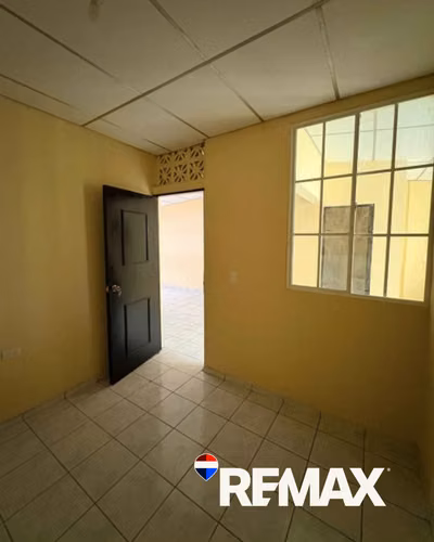 ESTRENA CASA EN SANTA ANA!