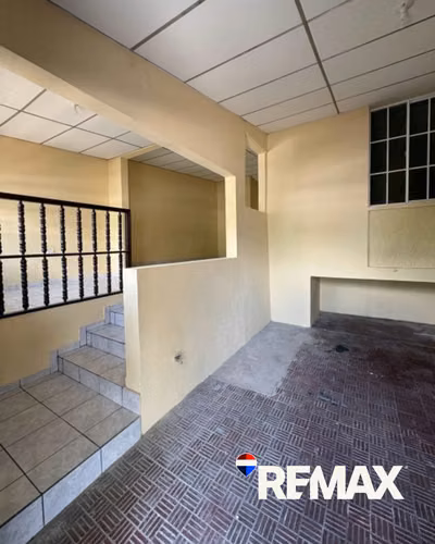 ESTRENA CASA EN SANTA ANA!