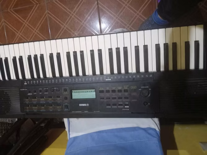 Teclado yamaha psr e273