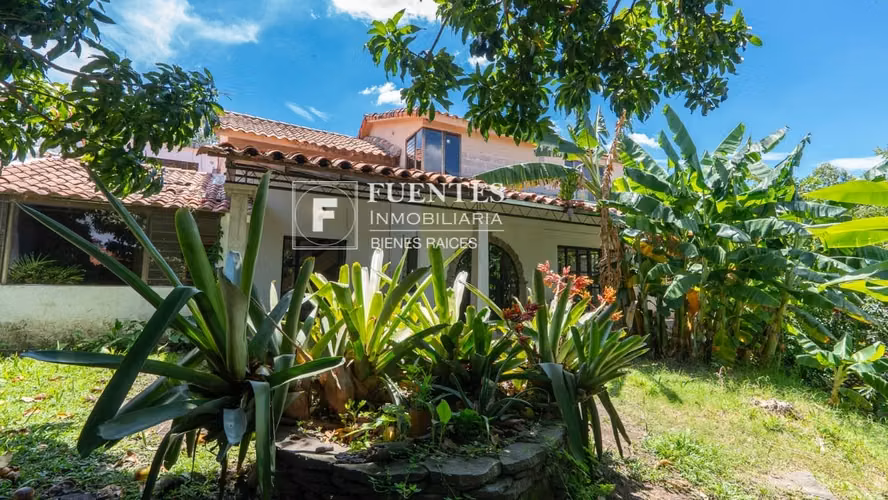 VENTA CASA COL ESCALON PARTE MEDIA SAN SALVADOR