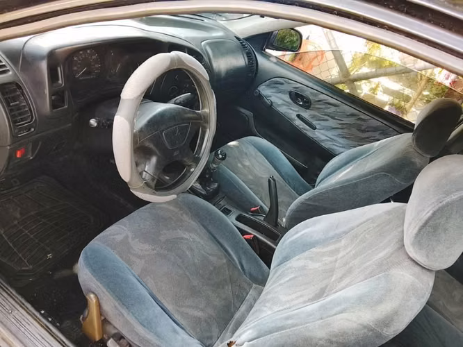 Mitsubishi Mirage 98 estándar en buenas condiciones