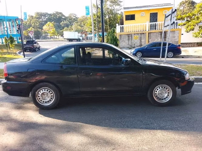 Mitsubishi Mirage 98 estándar en buenas condiciones