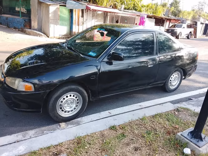 Mitsubishi Mirage 98 estándar en buenas condiciones