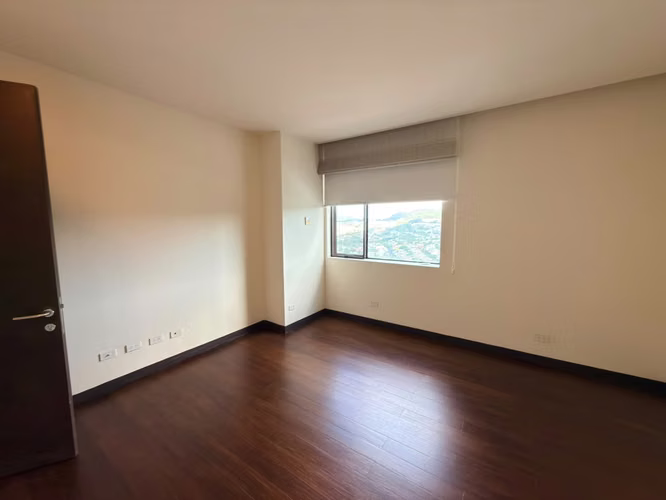 SE ALQUILA APARTAMENTO TORRE EL PEDREGAL, CON LÍNEA BLANCA, piso alto - Imagen 11