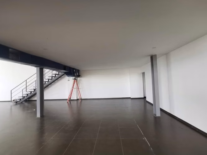 SE ALQUILA EDIFICIO EN ZONA ALTA ESCALÓN - Imagen 4