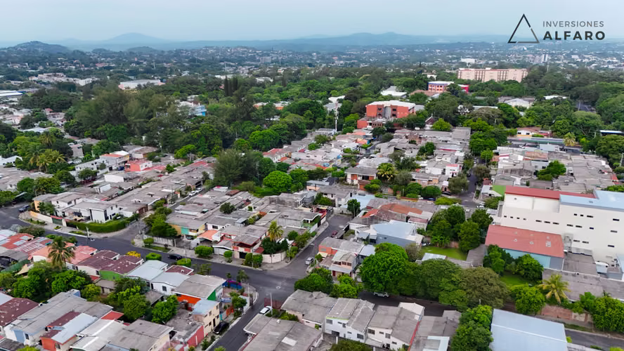 Amplia Casa de 2 Niveles Cerca de UES (Universidad de El Salvador) - Imagen 15
