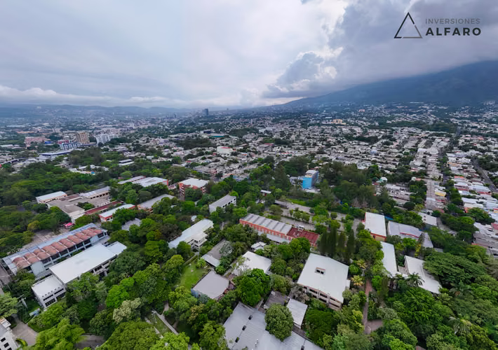 Amplia Casa de 2 Niveles Cerca de UES (Universidad de El Salvador) - Imagen 14