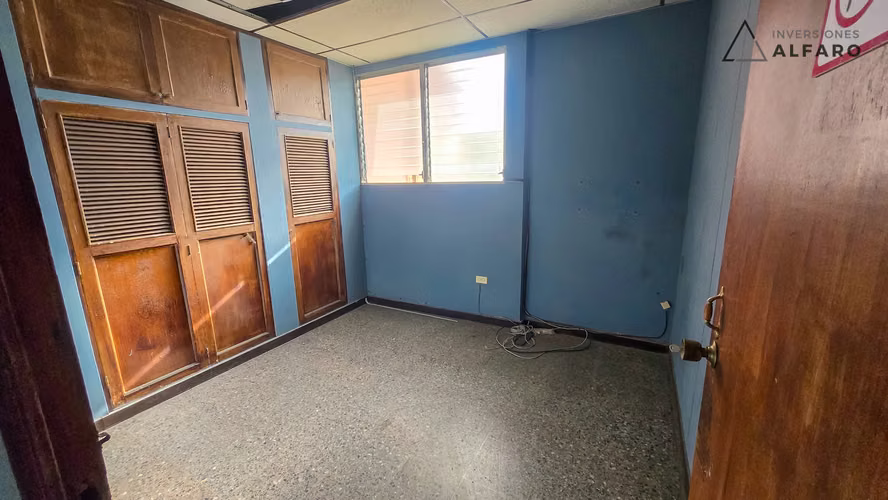 Amplia Casa de 2 Niveles Cerca de UES (Universidad de El Salvador) - Imagen 8