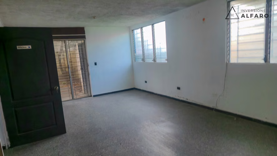 Amplia Casa de 2 Niveles Cerca de UES (Universidad de El Salvador) - Imagen 10