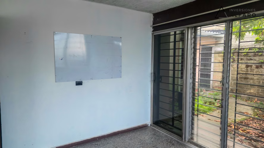 Amplia Casa de 2 Niveles Cerca de UES (Universidad de El Salvador) - Imagen 4
