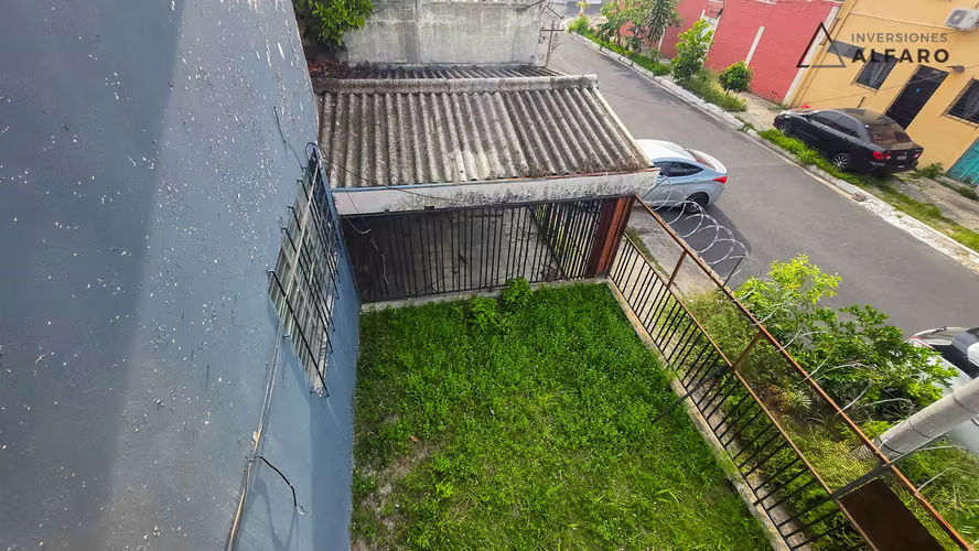 Amplia Casa de 2 Niveles Cerca de UES (Universidad de El Salvador) - Imagen 11