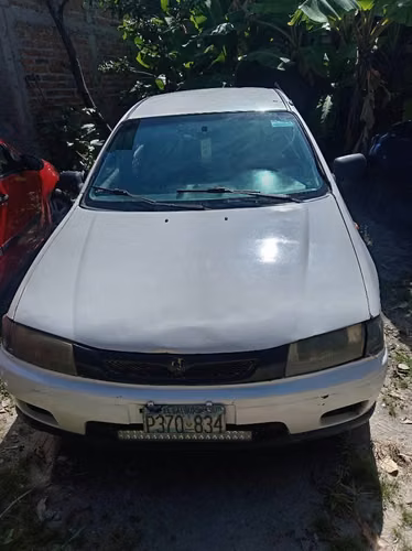 Mazda 323 Sedán económico San Salvador - Imagen 1
