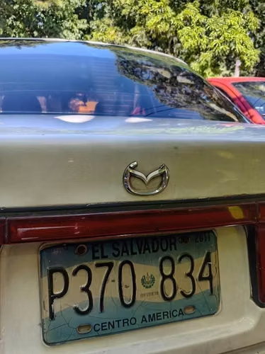 Mazda 323 Sedán económico San Salvador - Imagen 6