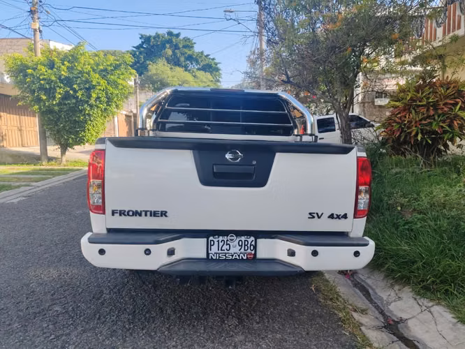 NISSAN FRONTIER 2018 DOBLE CABINA,   4X4,PIÑON DE MONTAÑA, TODO EN EXCELENTE ESTADO,BIEN REVISADO TARJETA A MI NOMBRE - Imagen 4