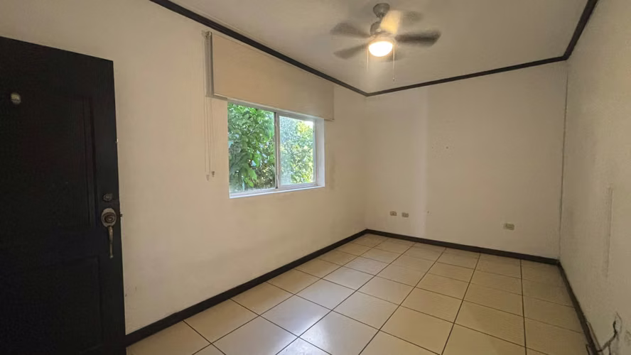 SE VENDE APARTAMENTO COLONIA ESCALÓN, por la 75 Av. Norte, tiene 88.72 m² - Imagen 12