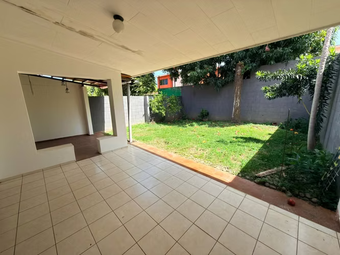 SE VENDE CASA RESIDENCIAL MIRAMAR, de 2 plantas, cochera 2 vehículos