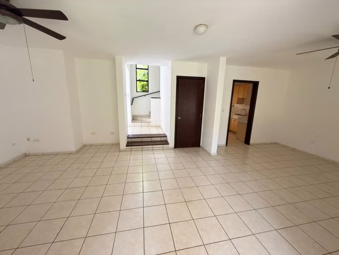 SE VENDE CASA RESIDENCIAL MIRAMAR, de 2 plantas, cochera 2 vehículos - Imagen 6